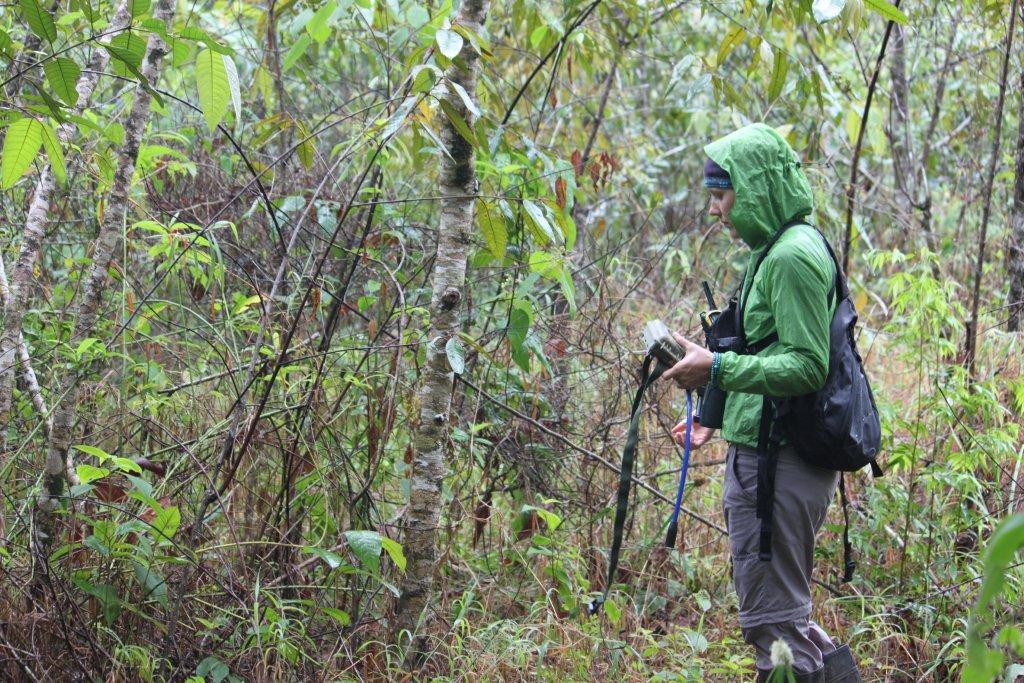Chercheuse qui met en place une caméra de terrain